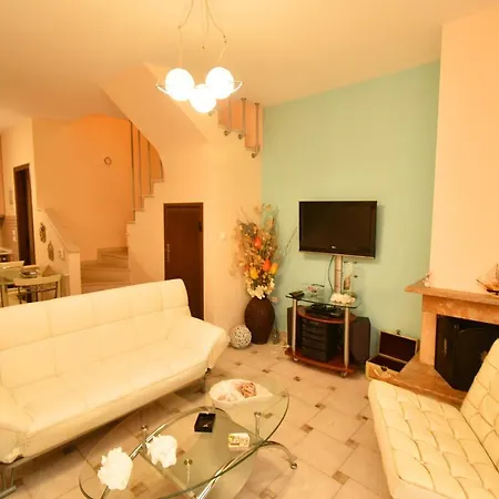Sea Side Pine Maisonette, Siviri